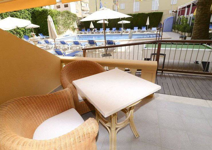 Habitación  doble con vista piscina Hotel Amorós Cala Ratjada, Mallorca